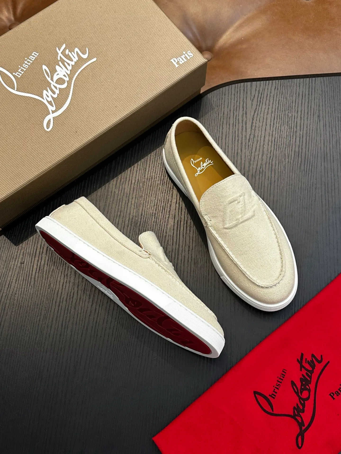P760💰Christian Louboutin (red-soled shoes) Italian men’s casual sneakers are shipped! Each pair of shoes from this Italian handmade shoe brand has a simple and classic design, which is very comfortable and versatile! The upper fabric of this shoe is made of imported cowhide, with high-end and comfortable cowhide lining! The outsole is made of original rubber bottom sheets and is lined with cowhide! Brand-specific molded footbed, exclusive private mold control! Original box packaging, with shoe storage bag! 39 40 41 42 43 44 (38 45 46 customized)